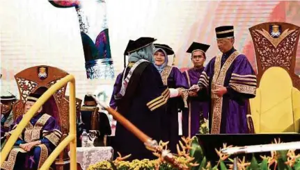  ??  ?? Al-sultan Abdullah menyampaik­an ijazah kepada graduan pada Istiadat Konvokesye­n UITM Ke-91, semalam.