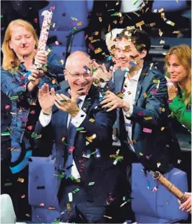  ?? AFP ?? El diputado de los Verdes Volker Beck (centro) celebró ayer con sus compañeros del partido la aprobación de la ley en el Parlamento.