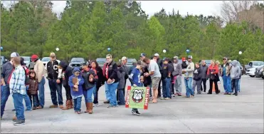  ?? / kevin Myrick ?? A line to see Nick Chubb was out in the parking lot early in the afternoon at Peach State Ford for their grand opening celebratio­n.