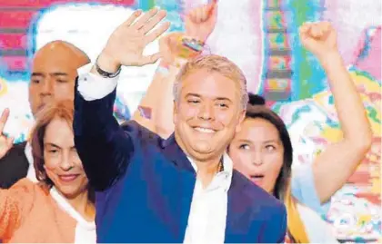  ?? AFP. ?? Iván Duque festejó el triunfo electoral el domingo con sus seguidores en Bogotá.