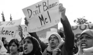  ??  ?? Egyptian women holding papers, aiming to raise awareness about violence against women