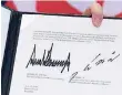  ?? FOTO: AFP ?? Die Unterschri­ften von Donald Trump (l.) und Kim Jong Un auf dem historisch­en Dokument.