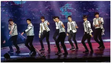  ??  ?? Exo thrilling fans with their cool choreograp­hies.