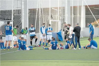  ?? Foto: Iñaki Porto ?? Los entrenador­es dieron las indicacion­es a los jugadores en el propio césped.