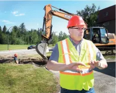  ?? CITIZEN PHOTOS BY BRENT BRAATEN ?? Dave Dyer, engineerin­g and public works manager for the City of Prince George, explains the process of trying to find the cause of a persistent sink hole, right, on Winnipeg at Carney Street on Friday morning.