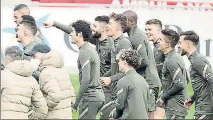  ?? FOTO: SIRVENT ?? Carrasco y Trippier, sonrientes con el grupo en la sesión de ayer en Majadahond­a