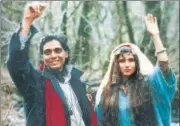  ?? HT PHOTO ?? Muzaffar Ali and Dimple Kapadia on the sets of his unreleased film, Zooni (1988).