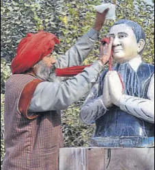  ?? HT PHOTOS ?? (From top clockwise) Youth Akali Dal leaders Gurdeep SinghGosha, Meetpal Singh Dugri spraying paint on Rajiv Gandhi’s statue in Ludhiana’s Salem Tabri area; a Congress leader Gursimran Singh Mand cleaning the statue with his turban; and Gosha in police custody.