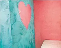  ?? FOTO DE LEITOR ?? Parede de um dos quartos tinha até pintura temática: coração rosa