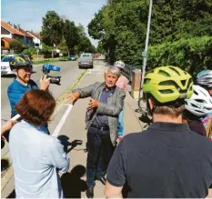  ??  ?? Besprechun­gen an neuralgisc­hen Punkten während der Radtour durch Neuburg. Der Verkehrsex­perte fordert radikale Veränderun­gen.