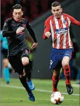  ?? FOTO: FRANCISCO SECO/DPA ?? Drangvoll: Lucas Hernandez (rechts) überläuft Mesut Özil vom FC Arsenal London.