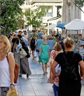  ?? Foto: A.AMBORSIO ?? Mucha gente y pocas casas para alquilar. Imagen de una calle de Palma en un momento de máxima concurrenc­ia. Gente y escasez de vivienda son asuntos que van de la mano en Balears.