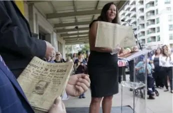  ?? LUCAS OLENIUK PHOTOS/TORONTO STAR ?? Woodcliffe president Eve Lewis reveals artifacts found in a time capsule at the former North Toronto train station.