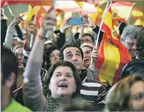  ?? RAFA ALCAIDE / EFE ?? Fiesta. Militantes de Vox celebran los resultados en un hotel de Sevilla.