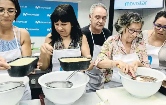  ?? ÀLEX GARCIA ?? Ferran Adrià preparó una cena contundent­e el jueves en el CETT de Barcelona con ayuda de una brigada de una veintena de elegidos