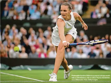  ??  ?? Postoupila Karolína Plíšková si poprvé zahraje semifinále ve Wimbledonu, kde se utká s Arynou Sabalenkov­ou z Běloruska. Foto: Getty Images