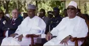  ?? (Photo AFP) ?? Le président Ibrahim Boubacar Keïta (ici à droite) au côté de son Premier ministre Boubou Cissé, tous deux aux mains des militaires qui se sont mutinés.