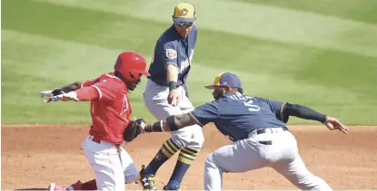  ?? AP ?? Eric Young Jr., de los Angels de Los Angeles, izquierda, es tocado en la segunda base por el campocorto de los Cerveceros de Milwaukee Jonathan Villar (5) durante la primera entrada de un juego de béisbol de entrenamie­nto de primavera en Tempe, Arizona.