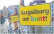  ?? FOTO: DPA ?? Teilnehmer der Anti-AfD-Kundgebung auf dem Augsburger Rathauspla­tz.