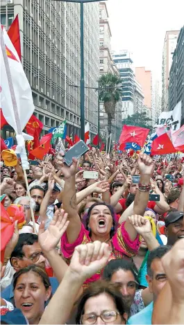  ??  ?? Manifestan­tes se reúnem em Porto Alegre em ato de apoio a Lula