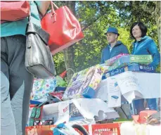  ?? FOTO: BARBARA SOHLER ?? Flohmarkt-Beschicker wie Ulrike Kipper und Robert Ströhm (von rechts) verkauften gut Erhaltenes zu fairen Preisen.