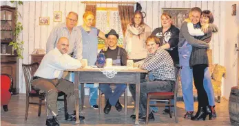  ?? FOTO: KURT KIECHLE ?? D’Bihlafenge­r Theaterkis­chda in „Der arme Emil“: (v. l.) Alexander Zink, Dietmar Eitel, Daniela Duckek, Steffen Rapp, Linda Schneider, Florian Hermann, Anni Hermann, David Franz und Kathrin Wörz.