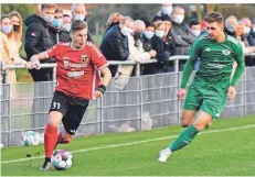  ?? RP-FOTO: NORBERT PRÜMEN ?? Die Sportfreun­de Broekhuyse­n büßten im letzten Spiel vor der Corona-Pause durch ein 1:2 gegen Viktoria Goch die Tabellenfü­hrung ein – hier Igor Puschenkow (rechts) im Laufduell mit dem Gocher Nils Rix.