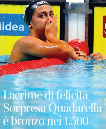  ?? (Reuters) ?? Commossa Simona Quadarella, 18 anni, piange di gioia dopo l’impresa nei 1.500 stile libero. Per l’atleta romana è la prima medaglia ai Mondiali