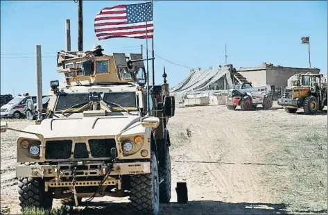  ?? HUSSEIN MALLA / AP ?? Tropas de Estados Unidos en las proximidad­es del frente de Manbij, entre las milicias kurdas y el ejército turco