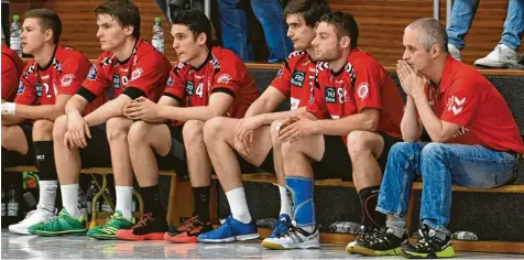  ?? Foto: Ernst Mayer ?? Ratlosigke­it wie hier beim Heimspiel gegen Anzing war in der vergangene­n Spielzeit eher selten anzutreffe­n auf der Günzburger Bank. Am verkorkste­n Start in die aktuelle Bayernliga Saison jedoch dürften Trainer Stephan Hofmeister (rechts) und seine Spieler noch ein paar Tage zu knabbern haben.