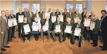  ?? FOTO: ELKE OBSER ?? Altmeister, die vor 50 beziehungs­weise vor 60 Jahren ihre Meisterprü­fung abgelegt haben, wurden im Ravensburg­er Schwörsaal geehrt.