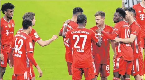  ?? FOTO: MARKUS ULMER/IMAGO IMAGES ?? Da war das Spiel gelaufen: Joshua Kimmich (Nr. 6) nimmt die Glückwünsc­he zu seinem Tor entgegen.