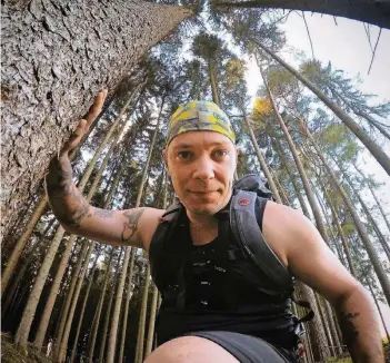  ?? FOTOS: GRAIS ?? Der Mann und der Wald: Extremwand­erer Pascal Grais (36) in der Natur.