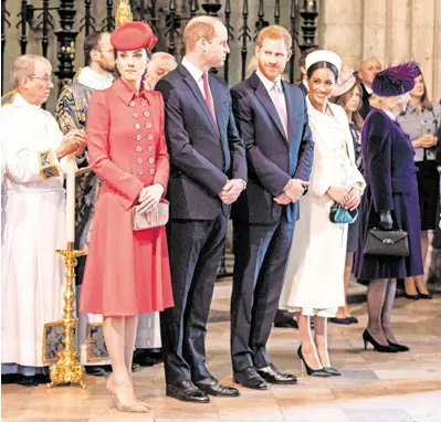  ?? ?? NEDOSTATAK POVJERENJA Izvori bliski kraljevsko­j obitelji kažu kako Kate nije htjela osobno obavijesti­ti Harryja i Meghan o tome da ima rak jer im, navodi izvor, “ne vjeruje”