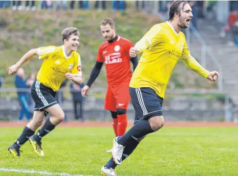  ?? ARCHIVFOTO: ROLF SCHULTES ?? Andreas Krenzler jubelt über eines der vielen Aulendorfe­r Tore in der diesjährig­en Kreisliga-Saison.