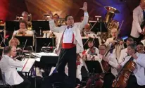  ?? MATT STONE / HERALD STAFF ?? PREPPING: Boston Pops conductor Keith Lockhart conducts rehearsal for the Boston Pops Fireworks Spectacula­r at the Esplanade on Wednesday.