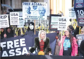  ?? REUTERS ?? Simpatizan­tes de
Assange en la corte de Londres el pasado 10 de diciembre