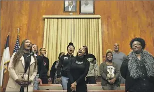  ?? Christina House Los Angeles Times ?? SHANICKA OTEN, Endia Calloway and Angela Woods-Jones, front row from left, participat­e in choir rehearsal at Greater New Unity Baptist Church in Los Angeles.