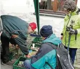  ??  ?? Steffen Janke aus Schönberg brachte diverse Kartoffels­orten von überall her mit nach Langgrün.