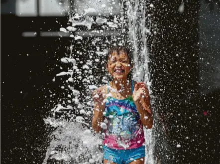  ?? Godofredo A. Vasquez / Staff photograph­er ?? Layla Mosqueda, 8, plays in a water fountain Friday at Discovery Green. A recent cool spell is now only a memory.