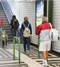  ??  ?? Auf der Rolltreppe in einer U-Bahn-Station attackiert­e der Mann seine Opfer