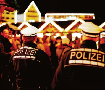  ?? Fotos: Alexander Kaya/Oliver Helmstädte­r ?? Die Polizei zeigt, wie auf diesem Bild des vergangene­n Jahres, „verstärkt“Präsenz auf dem Ulmer Weihnachts­markt. Zusätzlich werden Zugangsweg­e dieses Jahr mit Deltablock­s abgesperrt.