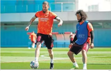  ?? EFE ?? Sergio Ramos y Marcelo, en un momento del entrenamie­nto de ayer antes del duelo ante el cuadro italiano.