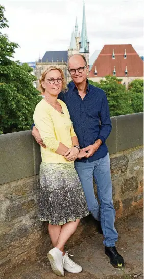  ?? FOTOS: JÖRG RIETHAUSEN (), PRIVAT () ?? Katrin Linke und Karsten Brensing auf dem Petersplat­z ihrer Heimatstad­t Erfurt.  sind sie hierher zurück gekommen.