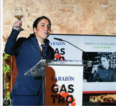  ?? KIKO HURTADO ?? Lucía Fuentes agradece su reconocimi­ento con una copa de vino en mano