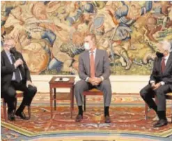  ?? // ABC ?? El Rey, con el presidente de la Cámara de Comercio de
España, José Luis Bonet, y el presidente del Consejo General
de Economista­s de España, Valentín Pich