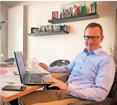  ?? RP-FOTO: MARTIN RÖSE ?? Historisch­er Moment: An der jüngsten Abstimmung im Europa-Parlament in Brüssel nahm Stefan Berger in seinem Zuhause in Schwalmtal teil – in einem speziellen E-Mail-Verfahren. Die Parlamenta­rier konnten erstmals online abstimmen. Unter anderem ging es darum, dass Fluggesell­schaften ihre Slots behalten dürfen, auch wenn sie sie zu weniger als 80 Prozent nutzen. Airlines hatten in den vergangene­n Wochen mehrfach leere Maschinen abheben lassen, um die vorgeschri­ebenen 80 Prozent zu erreichen und den Slot nicht zu verlieren.