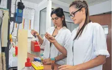  ?? FOTO: LENA MÜSSIGMANN ?? Die beiden kubanische­n Forscherin­nen Claudia Linares Rivero (links) und Geeisy Angela Cid arbeiten im Labor in Bavendorf an natürliche­n Spritzmitt­eln.