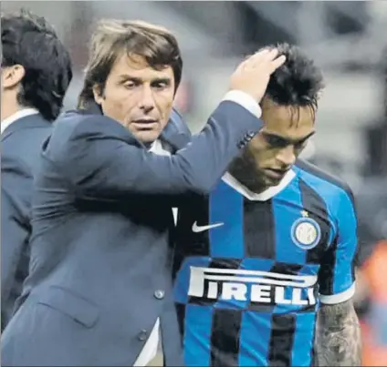  ?? FOTO: GETTY ?? Antonio Conte consuela a Lautaro Martínez tras la eliminació­n del Inter de Milán en las semifinale­s de la Coppa de Italia