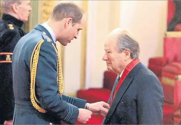  ?? ANTHONY DEVLIN / AP ?? El príncipe Guillermo, condecoran­do a Marriner por su trayectori­a profesiona­l el pasado marzo en el palacio de Buckingham